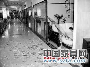 不同意漲租金就砸玻璃？家具廣場店家人人自危